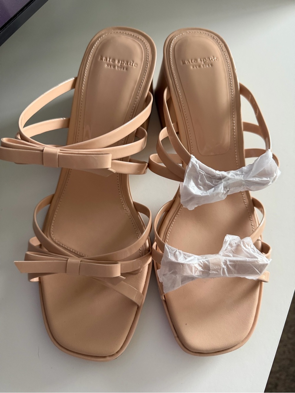 Kate Spade New York Carolina Beige Patent Leather Bow Sandals Size 10B - Picture 2 of 8